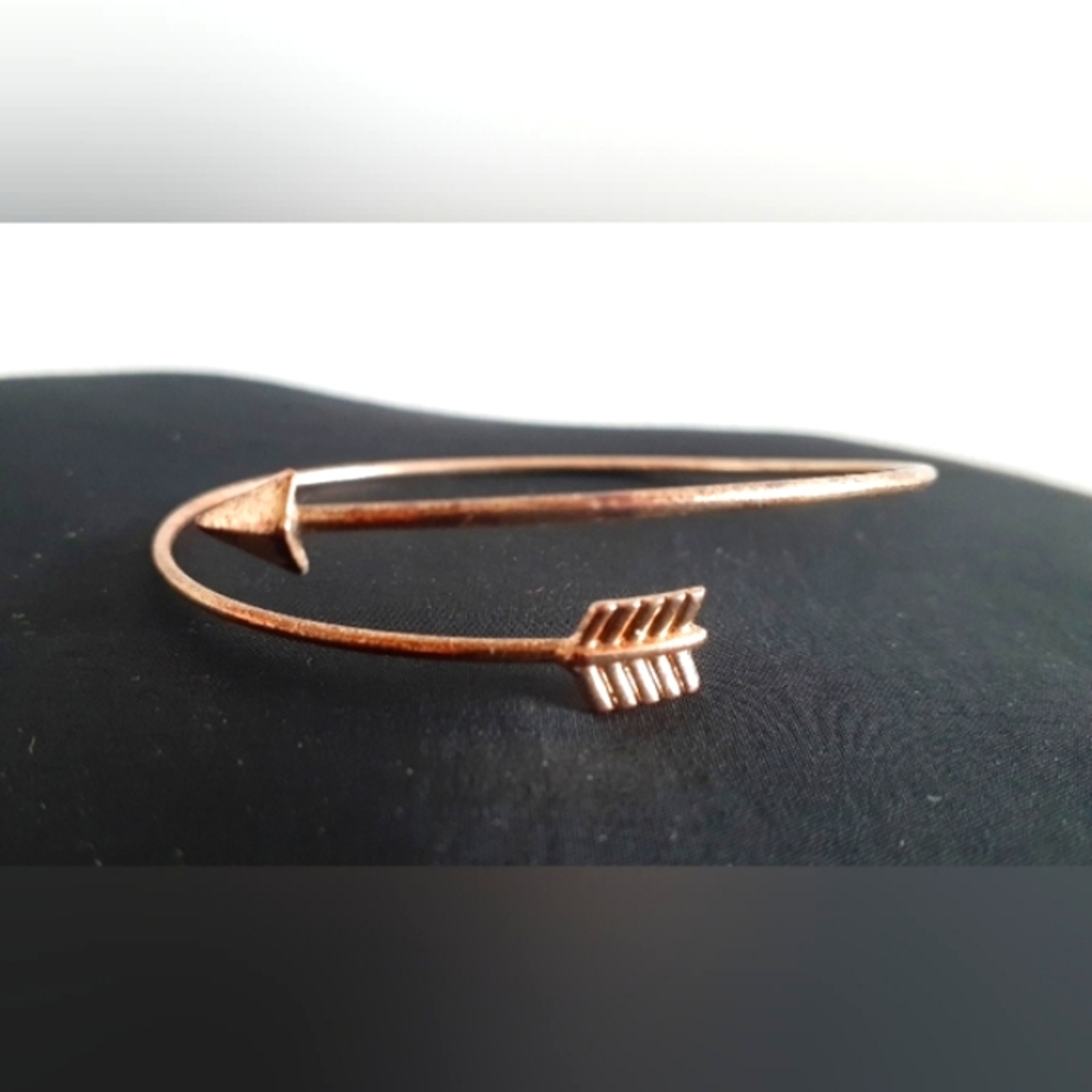 3/$15! Gold arrow bangle bracelet